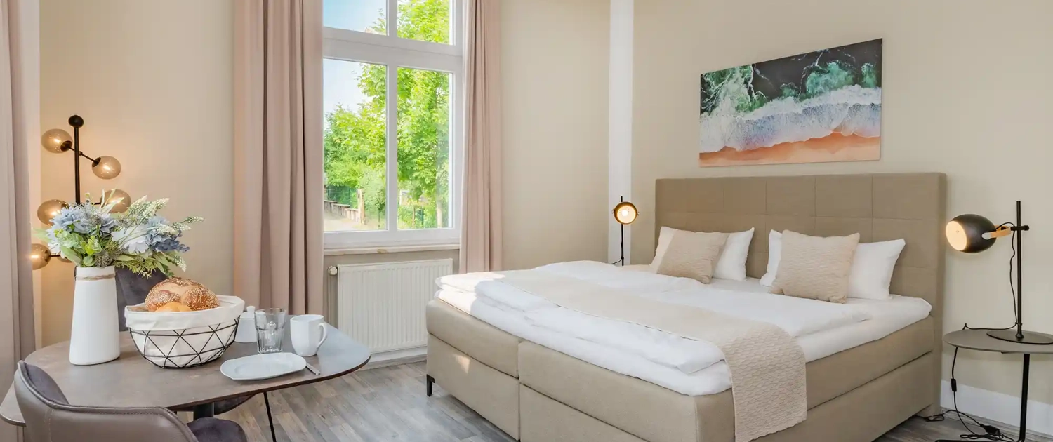 Ferienwohnung Sandburg Villa Carmen Schlafzimmer mit Doppelbett